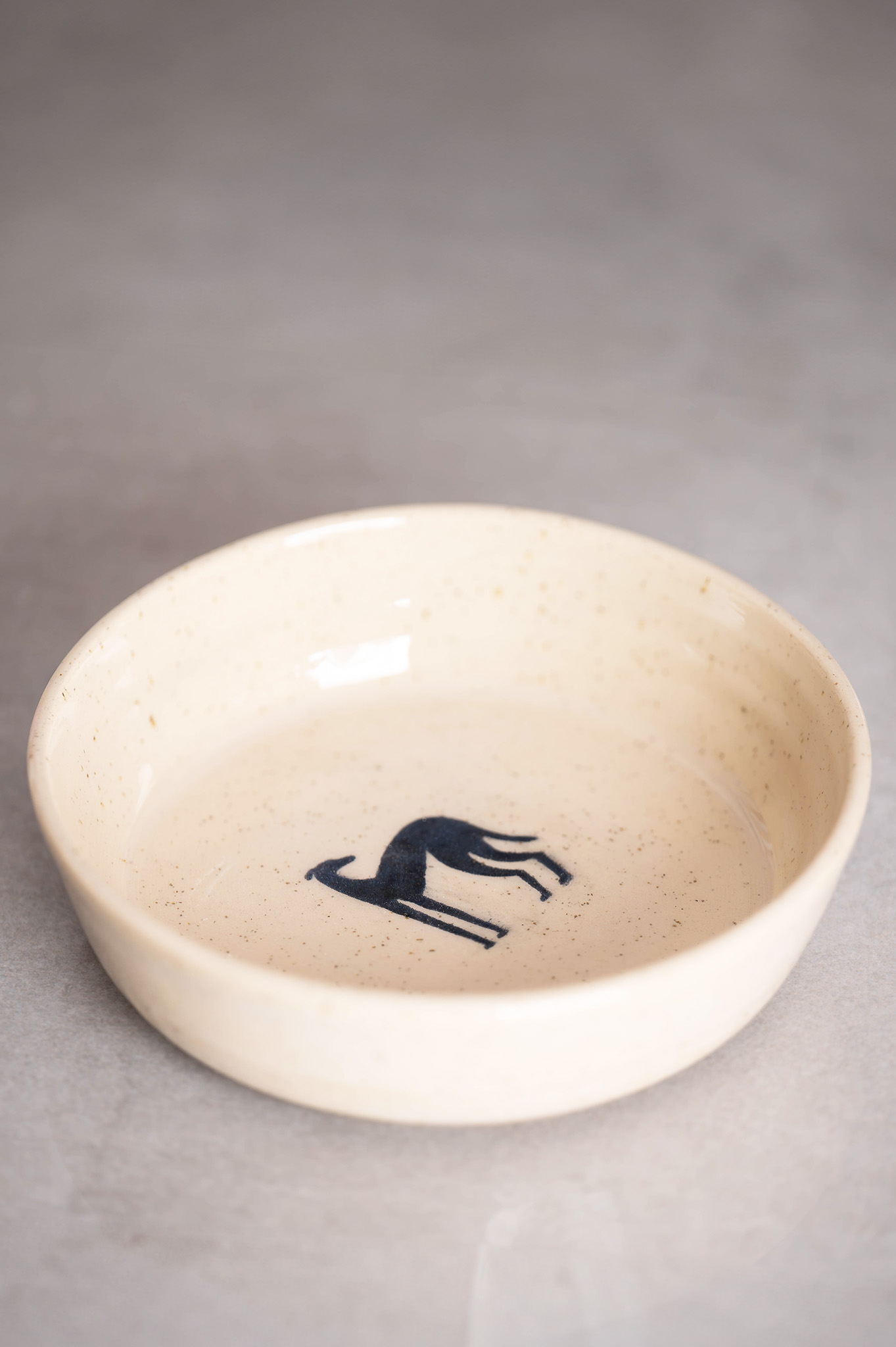 Ceramiczna miska dla psa z chartem - beżowa 600 ml