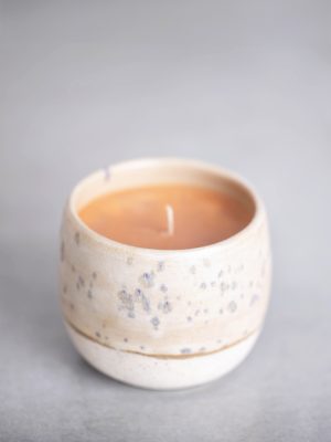 świeca w prostym beżowym pojemniku ceramiczntm